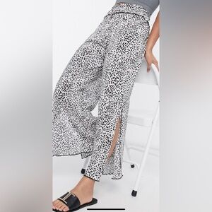 *Negotiable* BERSHKA plissè satin white & black print pants w side slits